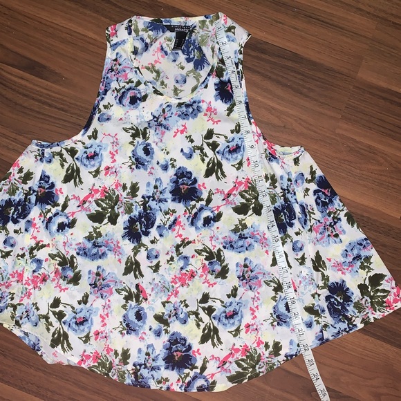 3/$30 - Streetwear Society Flowered Top Size M - Picture 7 of 11